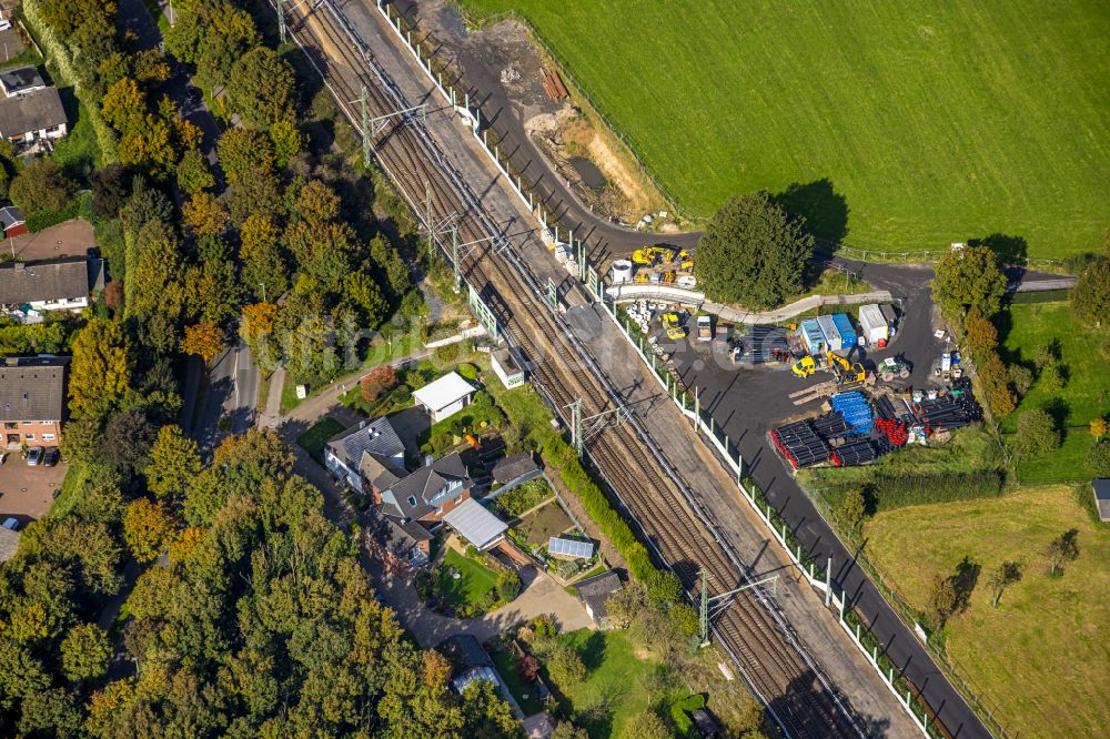 Luftaufnahme Voerde (Niederrhein) - Bauarbeiten Unterführung unter dem Schienen- Gleis im Streckennetz der Deutschen Bahn in Voerde (Niederrhein) im Bundesland Nordrhein-Westfalen, Deutschland