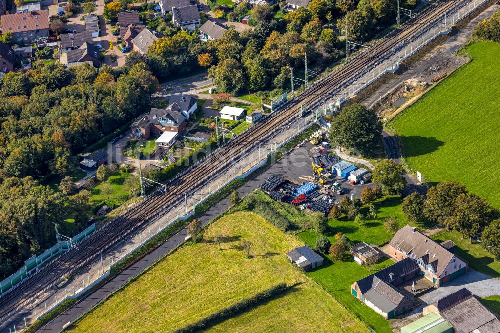 Luftaufnahme Voerde (Niederrhein) - Bauarbeiten Unterführung unter dem Schienen- Gleis im Streckennetz der Deutschen Bahn in Voerde (Niederrhein) im Bundesland Nordrhein-Westfalen, Deutschland