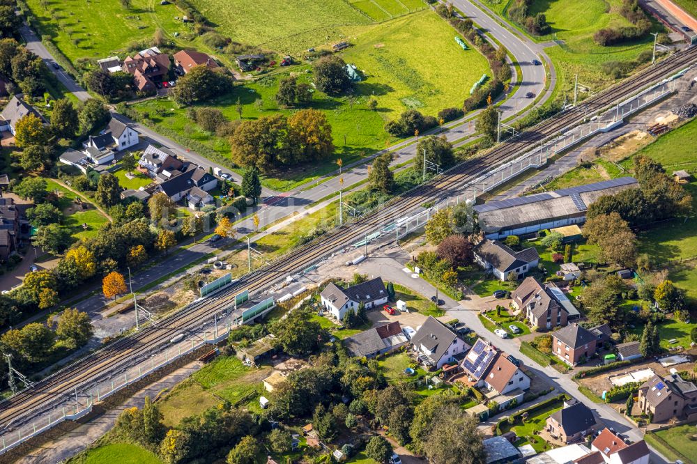 Voerde (Niederrhein) von oben - Bauarbeiten Unterführung unter dem Schienen- Gleis im Streckennetz der Deutschen Bahn in Voerde (Niederrhein) im Bundesland Nordrhein-Westfalen, Deutschland