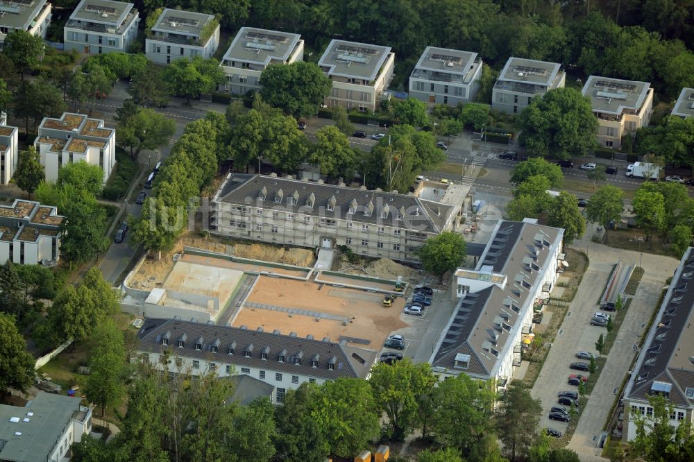 Luftbild Berlin - Bauarbeiten zu einer Wohnanlage auf dem Gelände des ehemaligen US-Hauptquartiers im Ortsteil Zehlendorf in Berlin