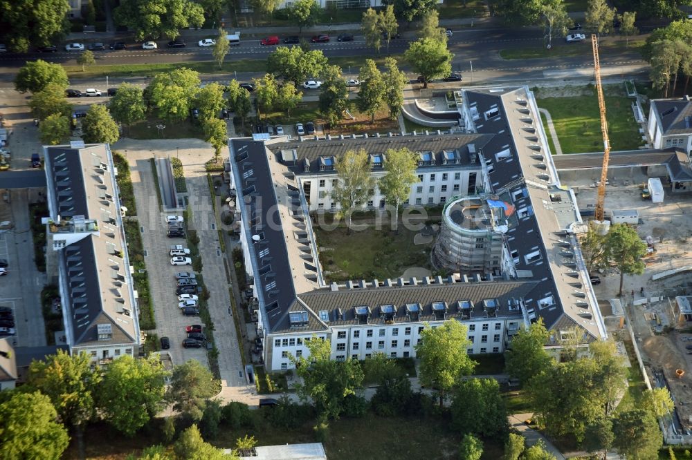 Luftaufnahme Berlin - Bauarbeiten zu einer Wohnanlage auf dem Gelände des ehemaligen US-Hauptquartiers im Ortsteil Zehlendorf in Berlin