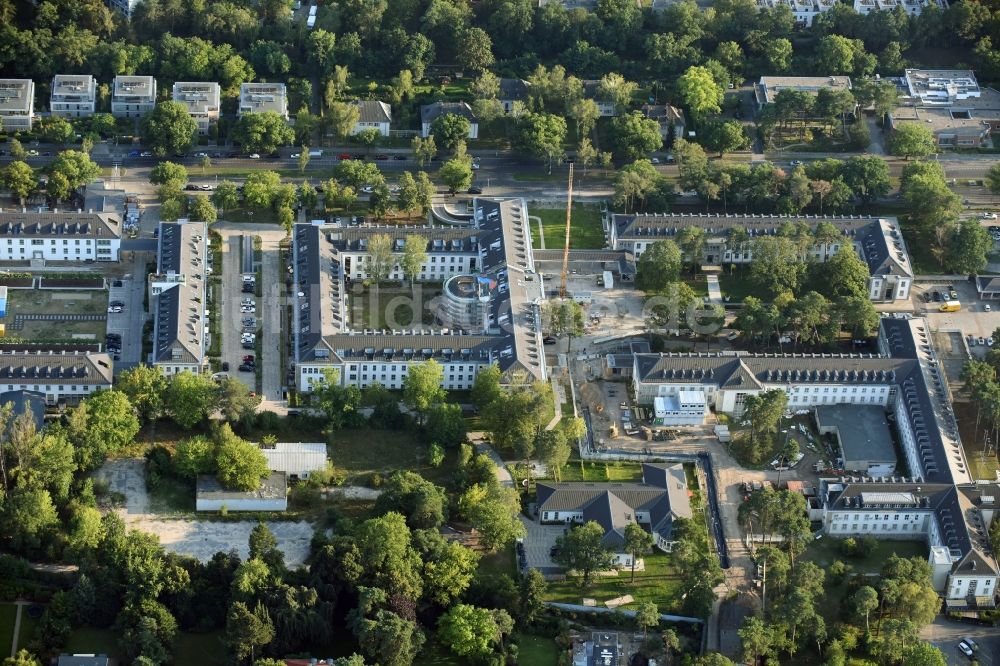 Luftbild Berlin - Bauarbeiten zu einer Wohnanlage auf dem Gelände des ehemaligen US-Hauptquartiers im Ortsteil Zehlendorf in Berlin