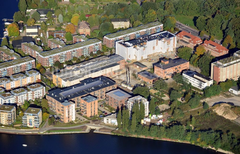 Berlin von oben - Bauarbeiten im Wohngebiet Am Krusenick am Ufer der Müggelspree in Berlin - Köpenick