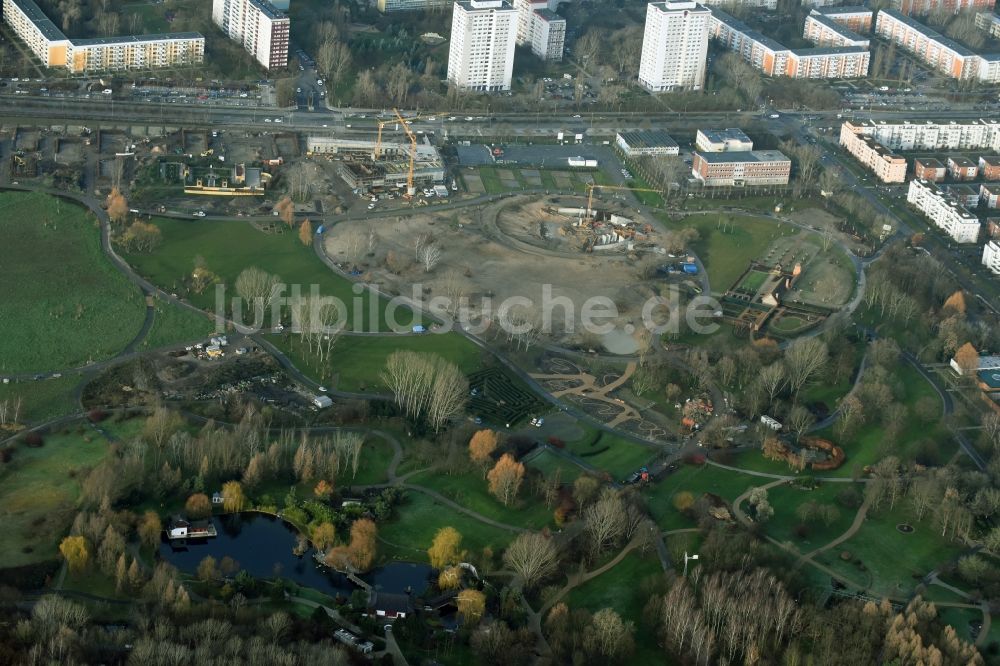 Luftbild Berlin - Bauarbeiten zum Besucherzentrum am Eingang des Geländes der IGA 2017 im Bezirk Marzahn-Hellersdorf in Berlin