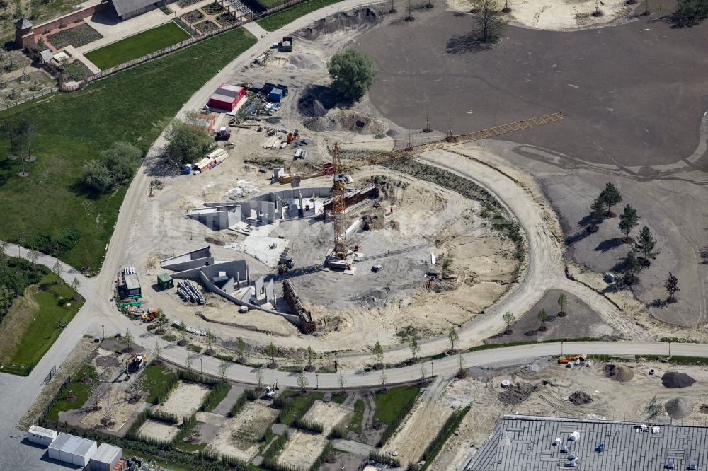 Berlin von oben - Bauarbeiten zum Besucherzentrum am Eingang des Geländes der IGA 2017 im Bezirk Marzahn-Hellersdorf in Berlin