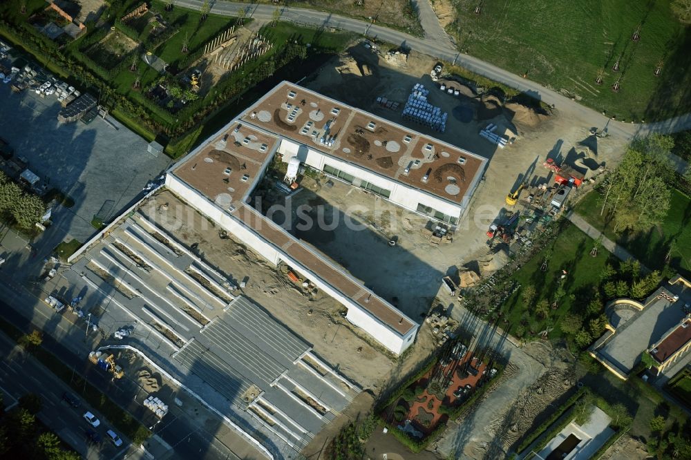 Berlin von oben - Bauarbeiten zum Besucherzentrum am Eingang des Geländes der IGA 2017 im Bezirk Marzahn-Hellersdorf in Berlin