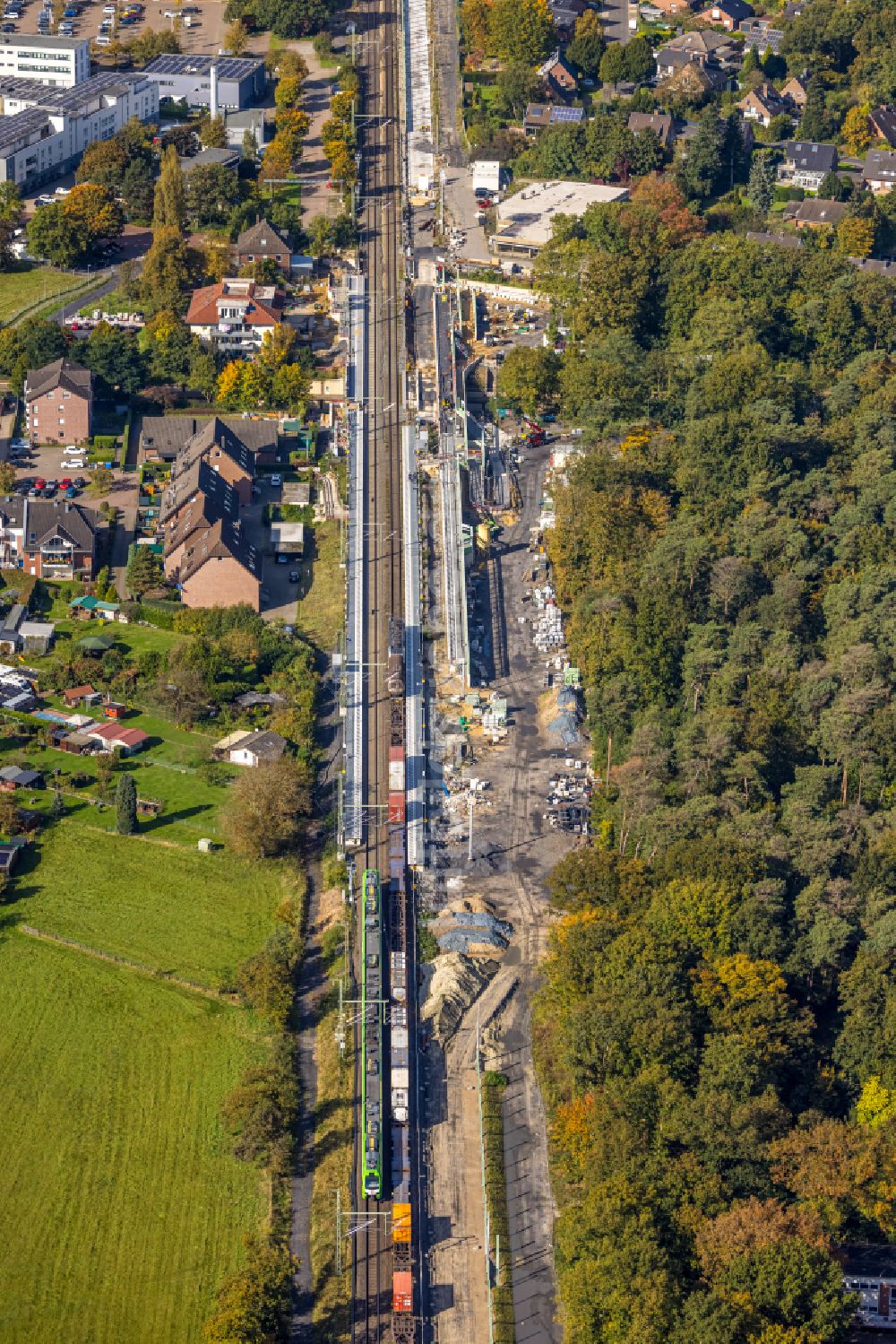 Voerde (Niederrhein) von oben - Bauarbeiten zum Neubau von Bahnsteigen am Bahnhof in Voerde (Niederrhein) im Bundesland Nordrhein-Westfalen, Deutschland