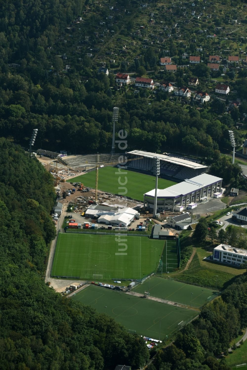 Aue aus der Vogelperspektive: Bauarbeiten zum Umbau des Fussballstadion Sparkassen-Erzgebirgsstadion des Vereins FC Erzgebirge Aue in Aue im Bundesland Sachsen