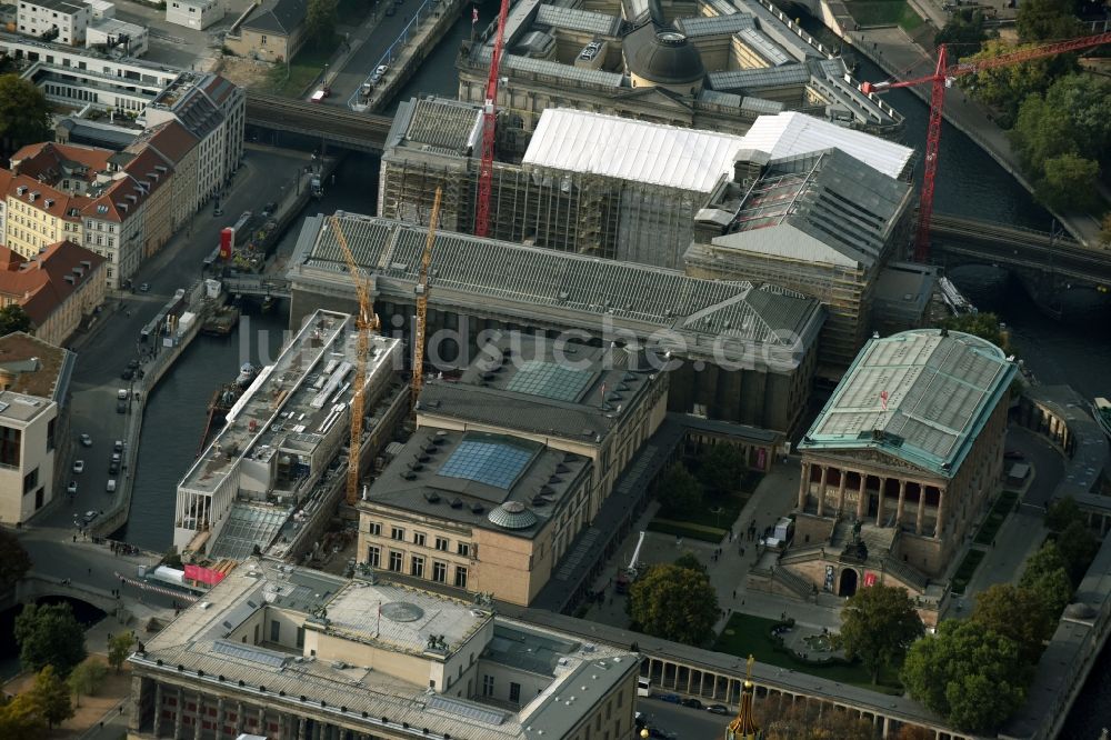 Luftaufnahme Berlin - Bauarbeiten zur James-Simon-Galerie am Bodemuseum mit dem Pergamonaltar auf der Museumsinsel am Ufer der Spree in Berlin - Mitte