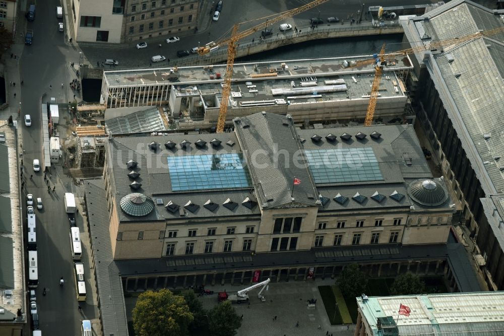 Berlin aus der Vogelperspektive: Bauarbeiten zur James-Simon-Galerie am Bodemuseum mit dem Pergamonaltar auf der Museumsinsel am Ufer der Spree in Berlin - Mitte