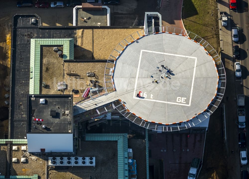 Luftbild Gelsenkirchen - Bauarbeiten zur Montage eines neuen Heliport Hubschrauberlandeplatz des Bergmannsheil Krankenhauses in Gelsenkirchen-Buer nach neuen EU-Richtlinien in Gelsenkirchen im Bundesland Nordrhein-Westfalen