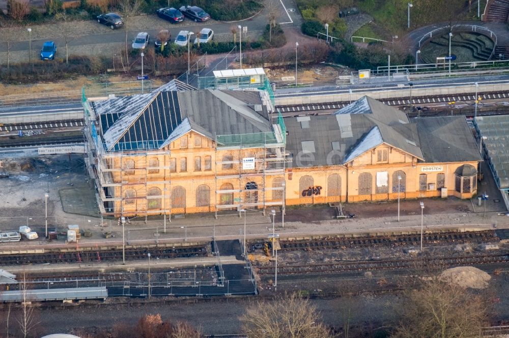 Dorsten aus der Vogelperspektive: Bauarbeiten zur Sanierung am Bahnhofsgebäude in Dorsten im Bundesland Nordrhein-Westfalen, Deutschland