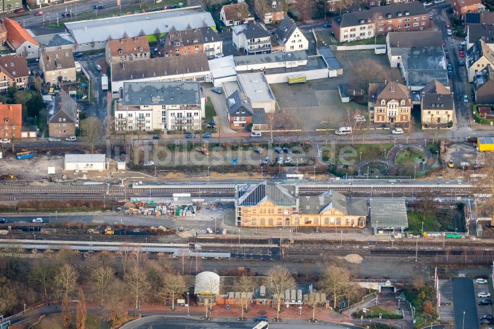 Luftbild Dorsten - Bauarbeiten zur Sanierung am Bahnhofsgebäude in Dorsten im Bundesland Nordrhein-Westfalen, Deutschland