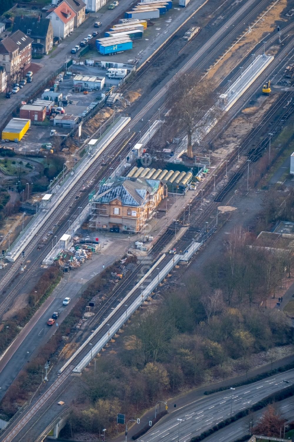 Dorsten aus der Vogelperspektive: Bauarbeiten zur Sanierung am Bahnhofsgebäude in Dorsten im Bundesland Nordrhein-Westfalen, Deutschland