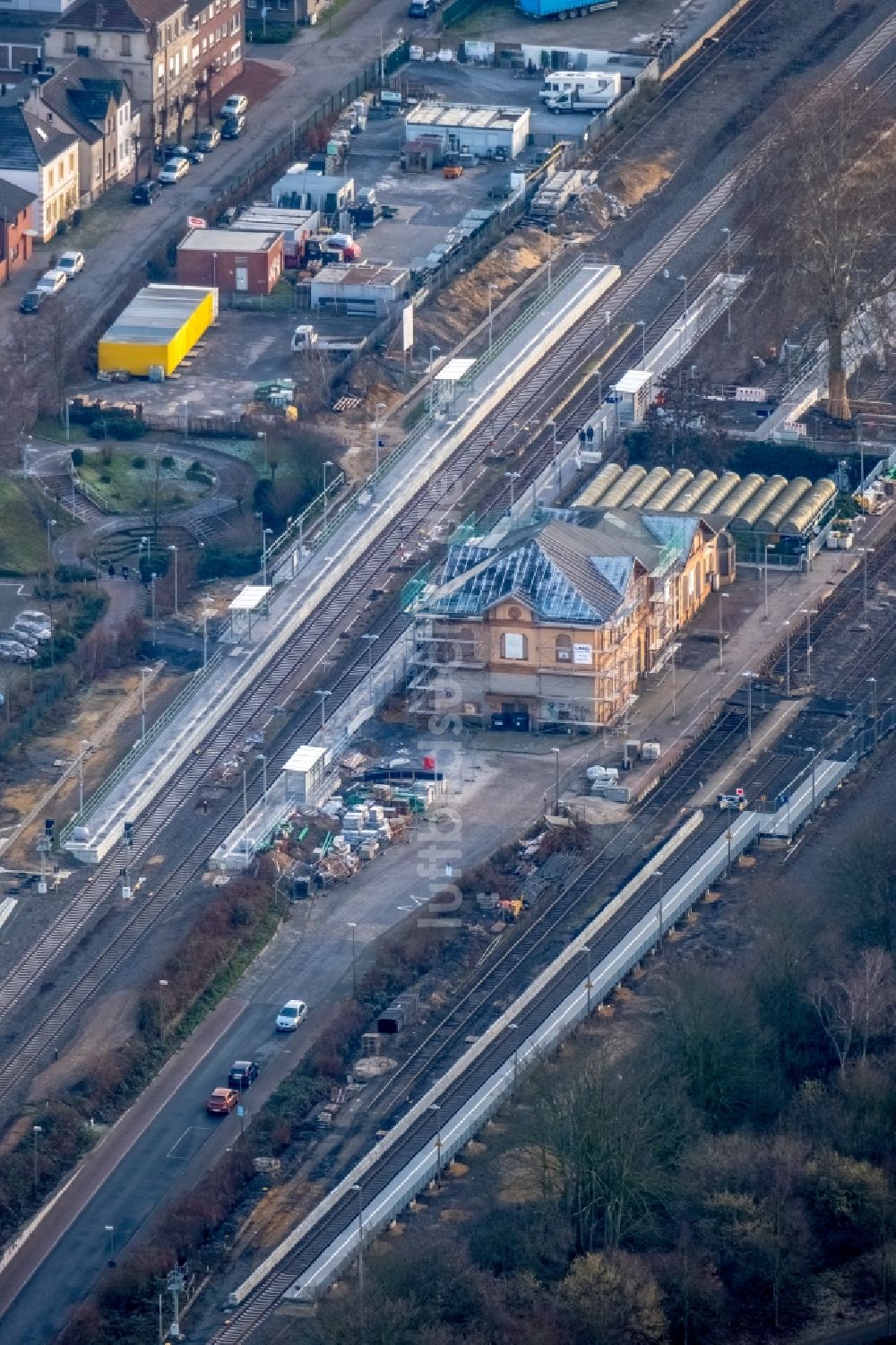 Luftbild Dorsten - Bauarbeiten zur Sanierung am Bahnhofsgebäude in Dorsten im Bundesland Nordrhein-Westfalen, Deutschland