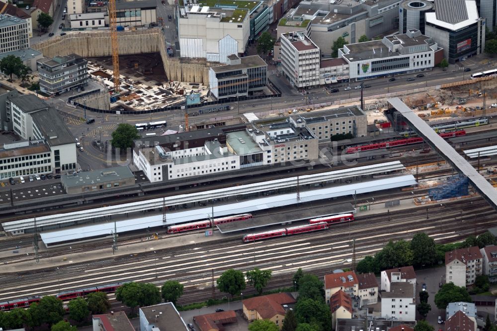 Ulm aus der Vogelperspektive: Bauarbeiten zur Sanierung des Bahnhofsplatzes am Bahnhofsgebäude des Ulm Hbf in Ulm im Bundesland Baden-Württemberg, Deutschland