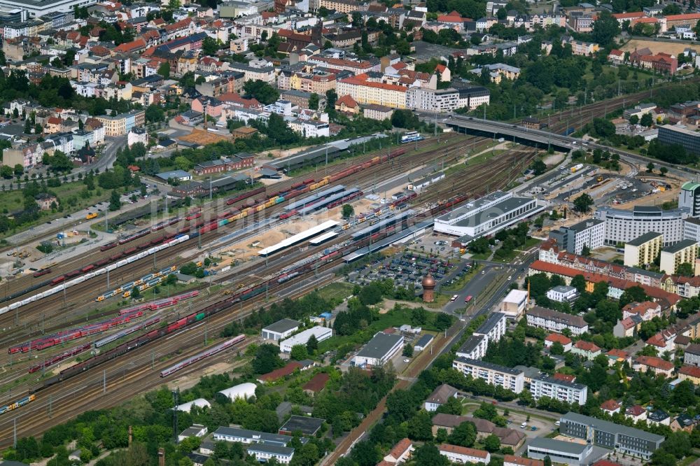 Luftaufnahme Cottbus - Bauarbeiten zur Sanierung am Gleisverlauf und Bahnhofsgebäude am Hauptbahnhof in Cottbus im Bundesland Brandenburg, Deutschland