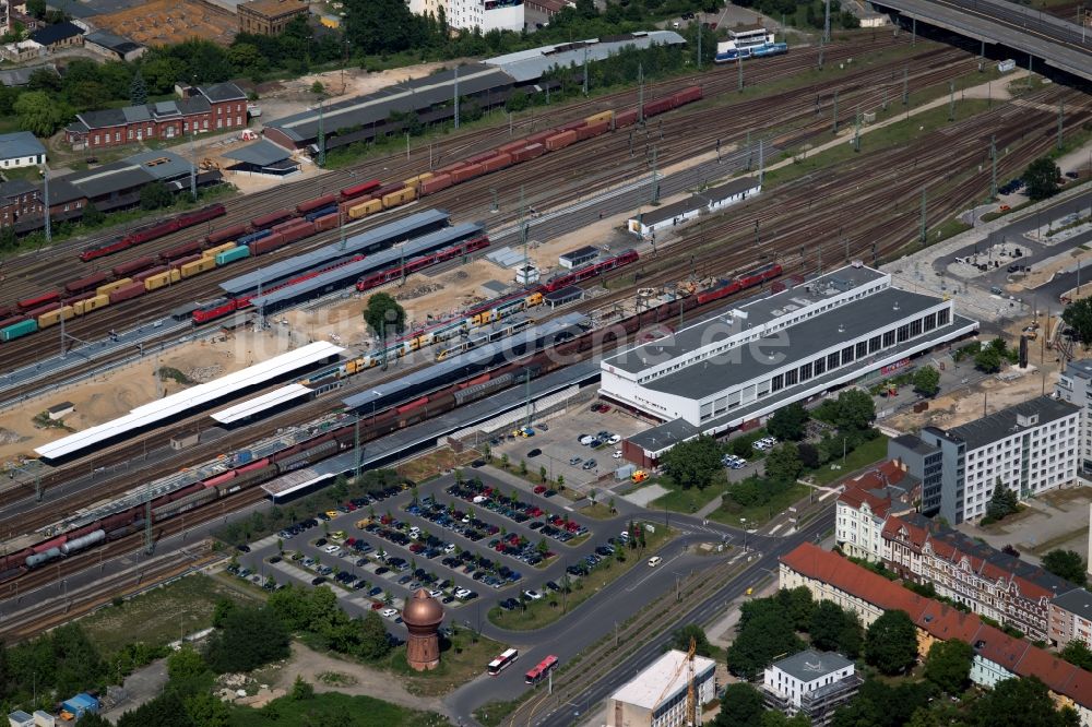 Luftbild Cottbus - Bauarbeiten zur Sanierung am Gleisverlauf und Bahnhofsgebäude am Hauptbahnhof in Cottbus im Bundesland Brandenburg, Deutschland