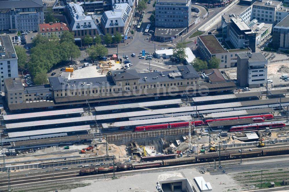 Augsburg von oben - Bauarbeiten zur Sanierung am Gleisverlauf und Bahnhofsgebäude Hauptbahnhof der Deutschen Bahn in Augsburg im Bundesland Bayern, Deutschland