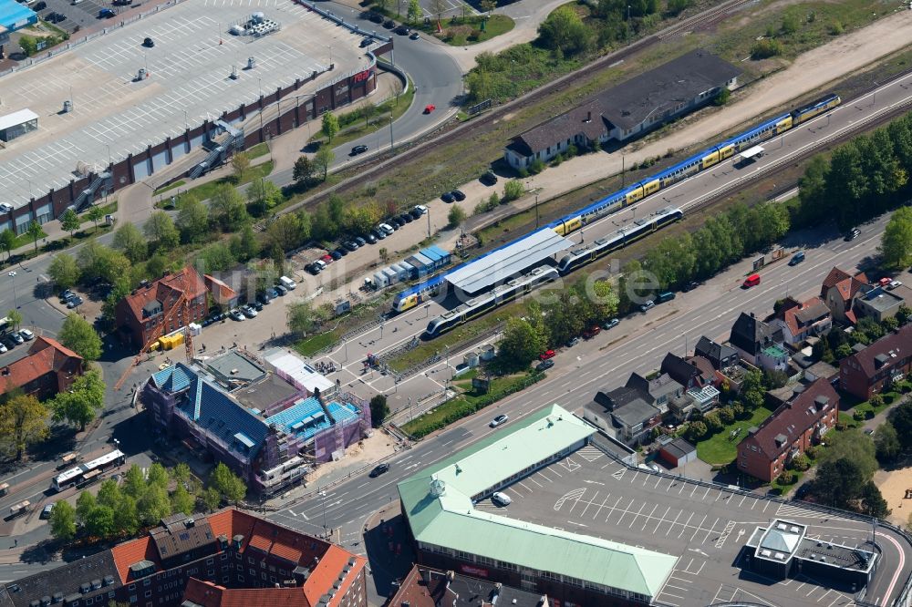 Luftaufnahme Cuxhaven - Bauarbeiten zur Sanierung am Gleisverlauf und Bahnhofsgebäude im Ortsteil Döse in Cuxhaven im Bundesland Niedersachsen, Deutschland