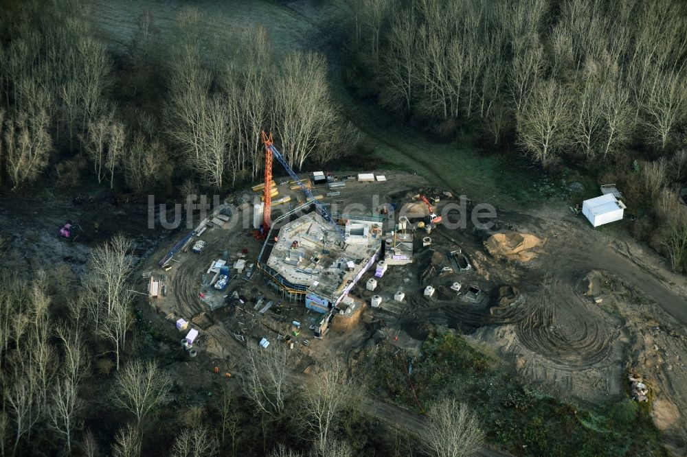 Luftbild Berlin - Bauarbeiten zur Seilbahnstation auf dem Kienberg am Gelände der IGA 2017 im Bezirk Marzahn-Hellersdorf in Berlin