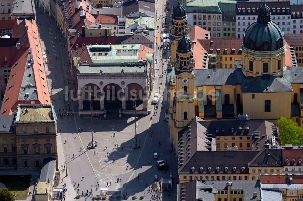 München von oben - Baudenkmal Feldherrnhalle und Theatinerkirche am Odeonsplatz in der Altstadt in München im Bundesland Bayern, Deutschland