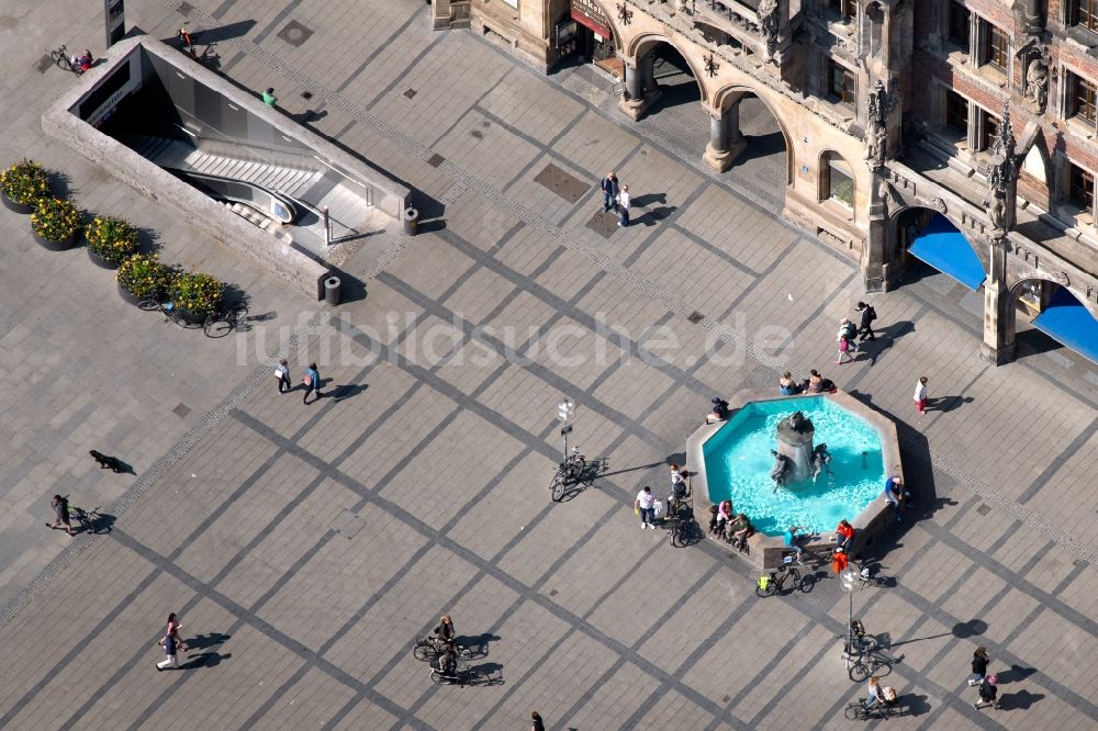 München aus der Vogelperspektive: Baudenkmal Fischbrunnen auf dem Marienplatz in der Altstadt in München im Bundesland Bayern, Deutschland