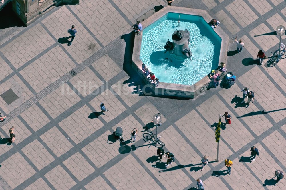 Luftaufnahme München - Baudenkmal Fischbrunnen auf dem Marienplatz in der Altstadt in München im Bundesland Bayern, Deutschland