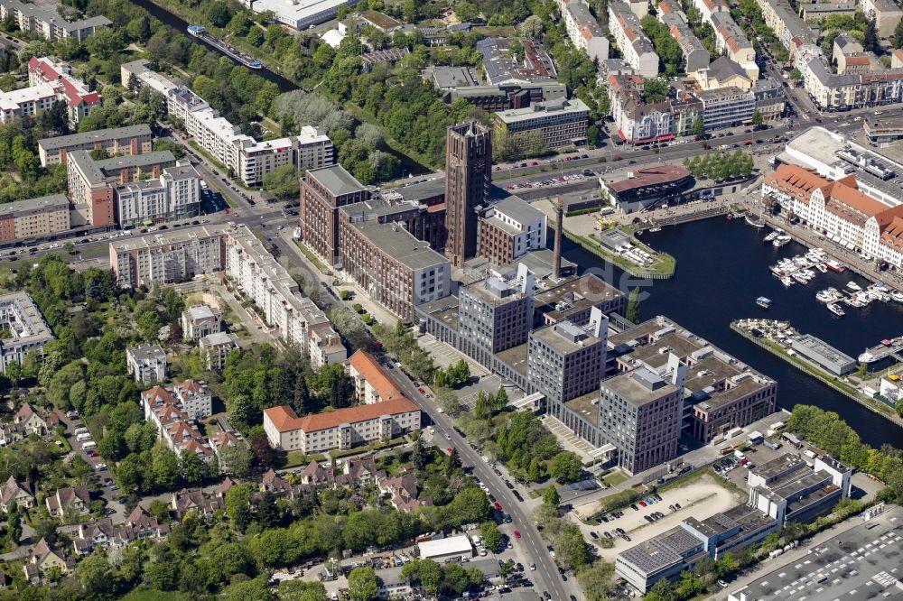 Luftaufnahme Berlin - Baudenkmal und Gebäudekomplex des historischen Ullsteinhaus am Tempelhofer Hafen im Ortsteil Tempelhof in Berlin