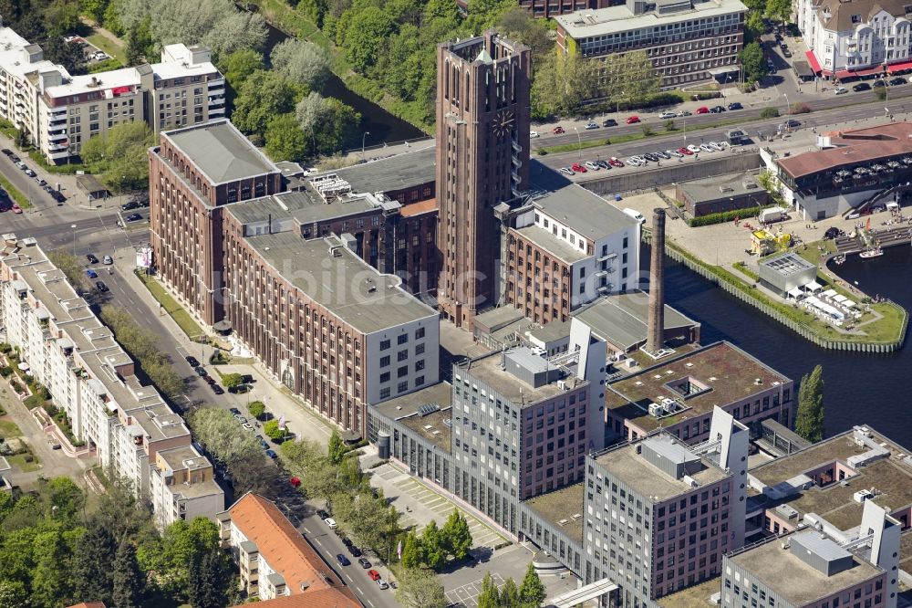 Berlin von oben - Baudenkmal und Gebäudekomplex des historischen Ullsteinhaus am Tempelhofer Hafen im Ortsteil Tempelhof in Berlin