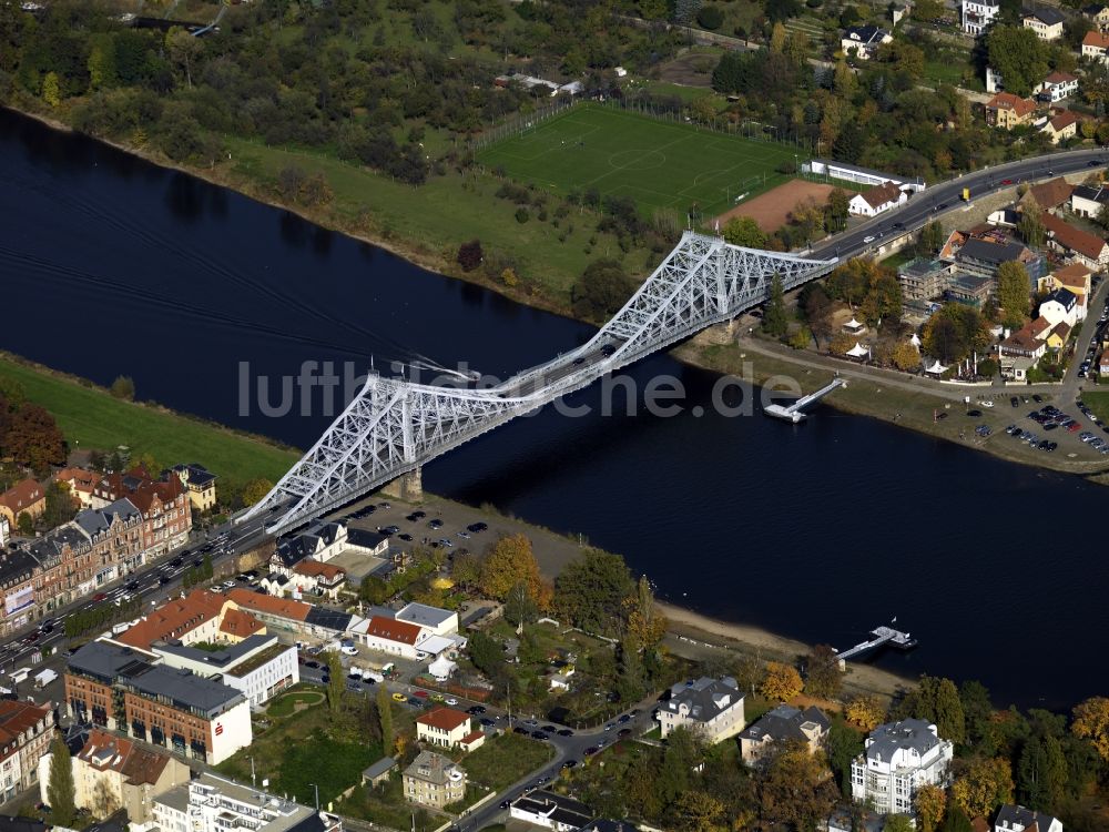 Luftaufnahme Dresden - Baudenkmal der Straßen- Brücke Blaues Wunder über den Ufern der Elbe in Dresden im Bundesland Sachsen