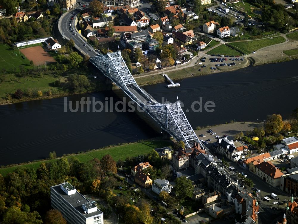 Dresden von oben - Baudenkmal der Straßen- Brücke Blaues Wunder über den Ufern der Elbe in Dresden im Bundesland Sachsen