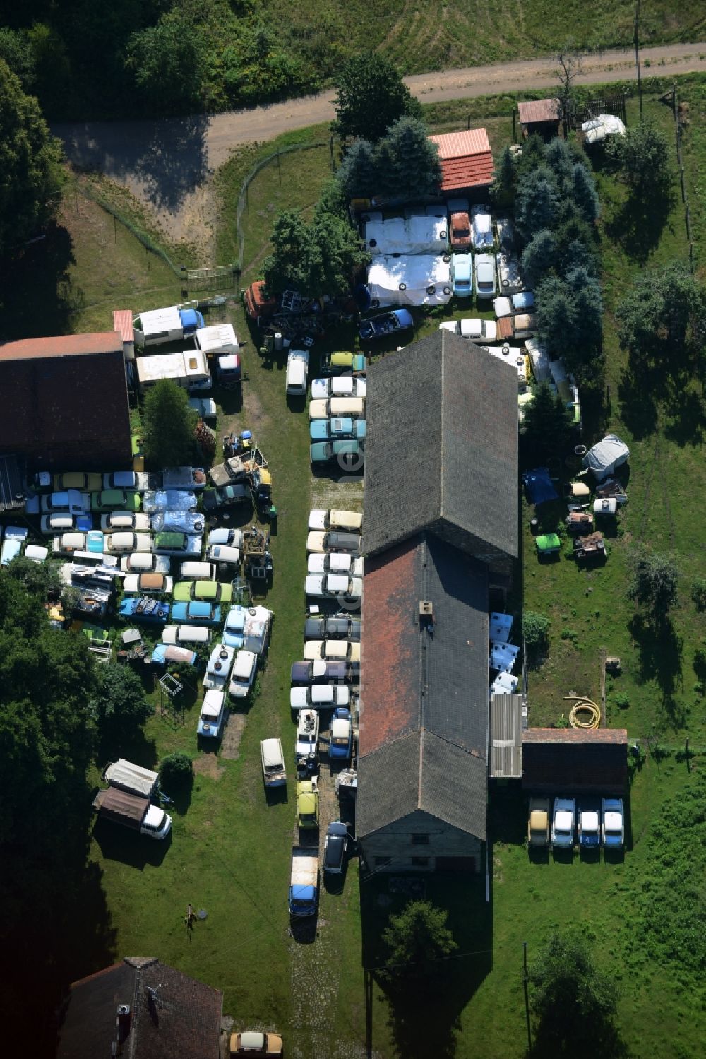 Luftaufnahme Gräfenhainichen - Bauernhof mit Autos im Norden des Ortsteils Tornau der Stadt Gräfenhainichen im Bundesland Sachsen-Anhalt