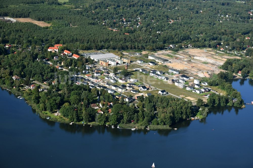 Luftaufnahme Königs Wusterhausen - Baufeld des künftigen Wohngebietes Königsufer am Ufer des Zernsee am Wustroweg im Stadtteil Zernsdorf in Königs Wusterhausen im Bundesland Brandenburg