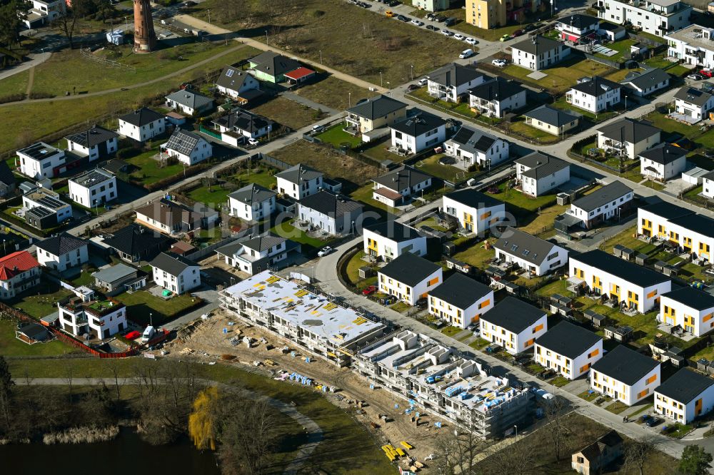 Zernsdorf von oben - Baufeld des künftigen Wohngebietes Königsufer am Ufer des Zernsee am Wustroweg in Zernsdorf im Bundesland Brandenburg