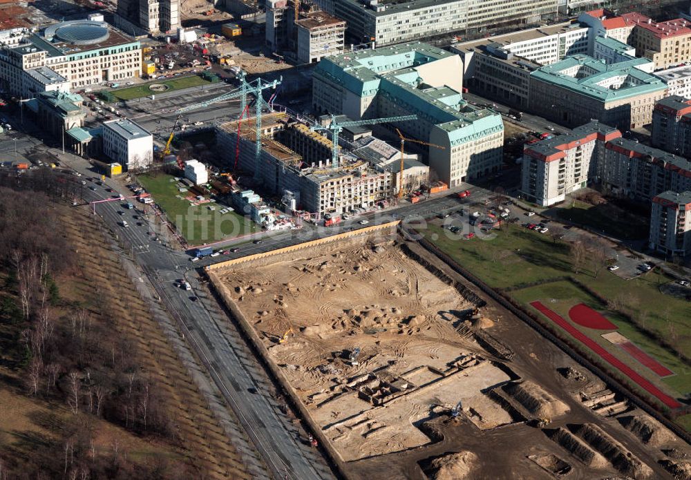 Berlin von oben - Baufeld Neubau Holocaust Mahnmal und US- Botschaft in Berlin Mitte