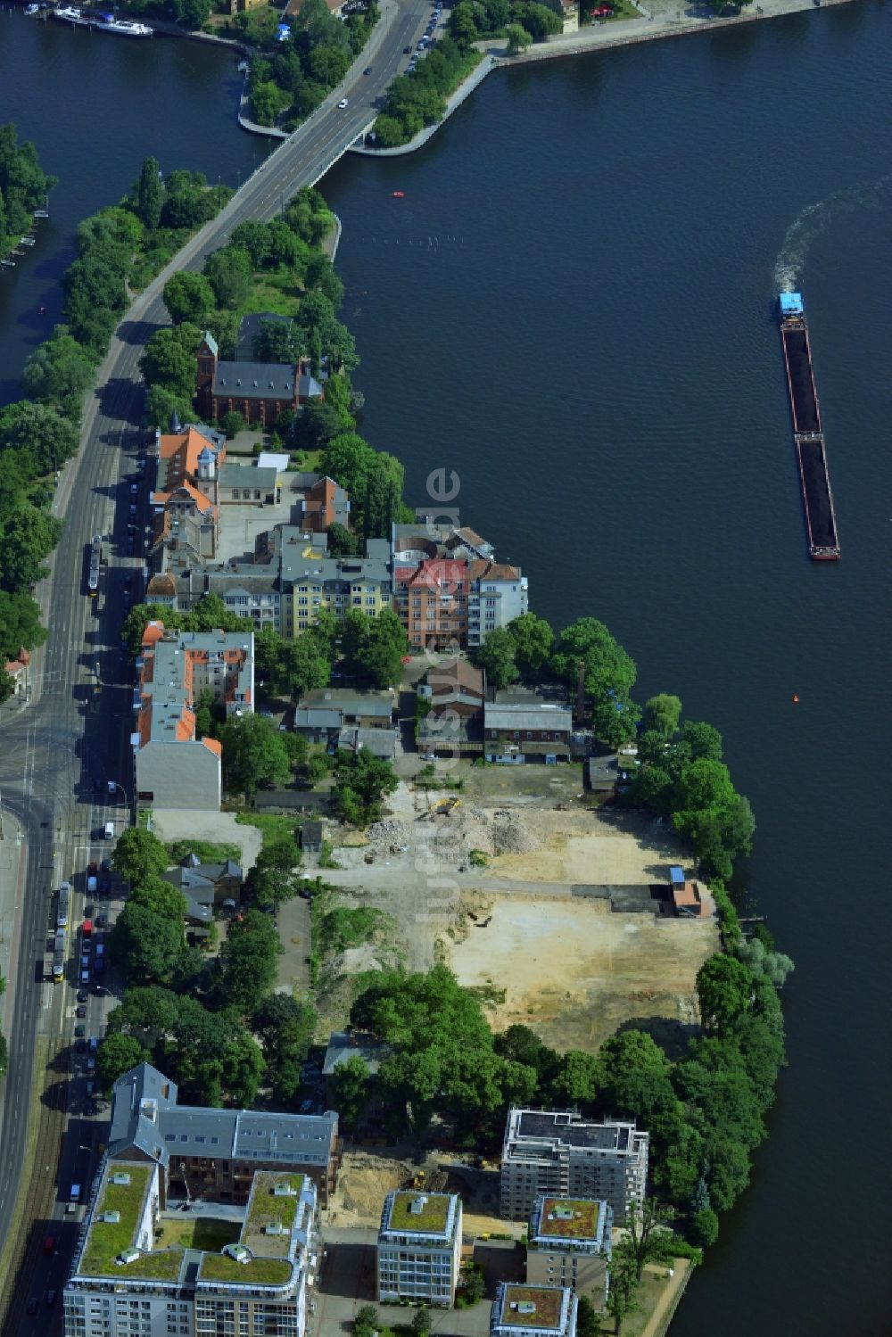 Berlin Köpenick aus der Vogelperspektive: Baufeld zum Wohnungsneubau des WOHNQUARTIER UFERKRONE am Ufer der Spree an der Lindenstraße in Berlin Köpenick