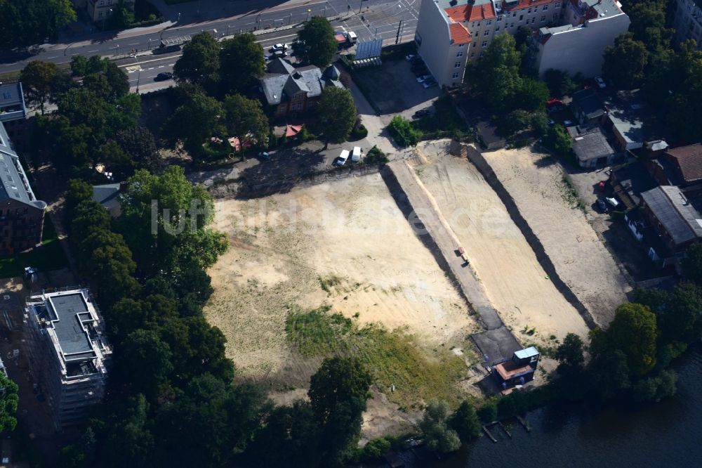 Luftaufnahme Berlin Köpenick - Baufeld zum Wohnungsneubau des WOHNQUARTIER UFERKRONE am Ufer der Spree an der Lindenstraße in Berlin Köpenick