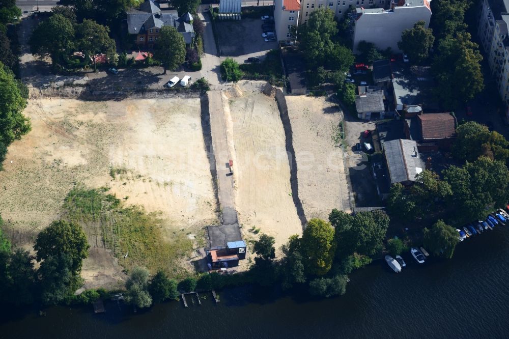 Berlin Köpenick von oben - Baufeld zum Wohnungsneubau des WOHNQUARTIER UFERKRONE am Ufer der Spree an der Lindenstraße in Berlin Köpenick