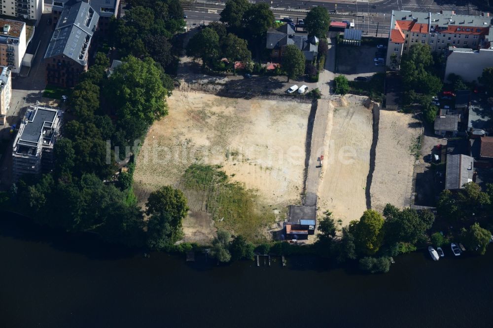 Berlin Köpenick aus der Vogelperspektive: Baufeld zum Wohnungsneubau des WOHNQUARTIER UFERKRONE am Ufer der Spree an der Lindenstraße in Berlin Köpenick