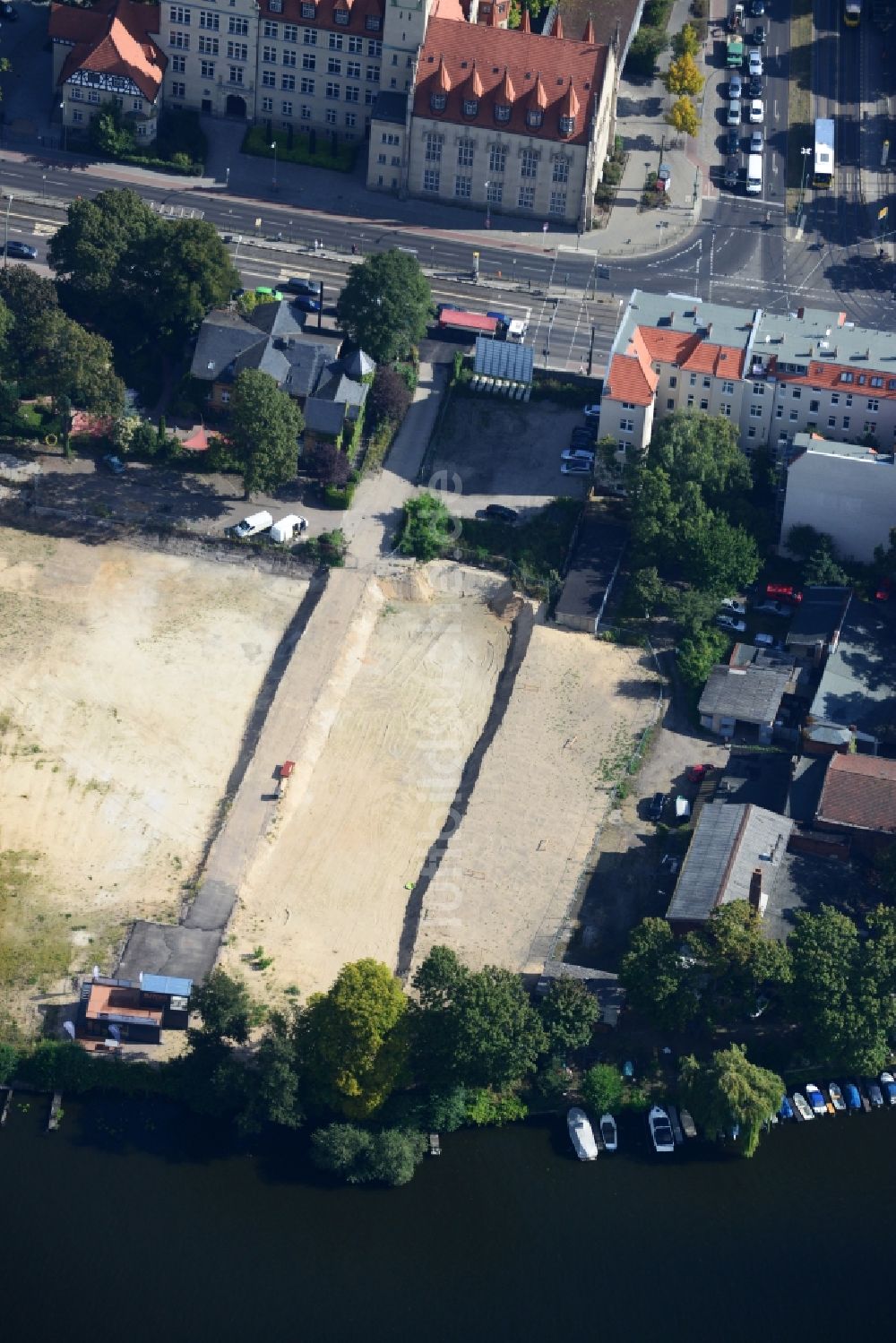 Luftbild Berlin Köpenick - Baufeld zum Wohnungsneubau des WOHNQUARTIER UFERKRONE am Ufer der Spree an der Lindenstraße in Berlin Köpenick