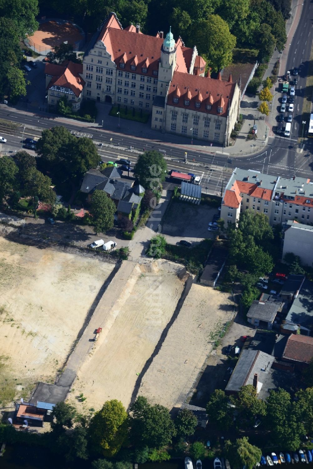 Luftaufnahme Berlin Köpenick - Baufeld zum Wohnungsneubau des WOHNQUARTIER UFERKRONE am Ufer der Spree an der Lindenstraße in Berlin Köpenick