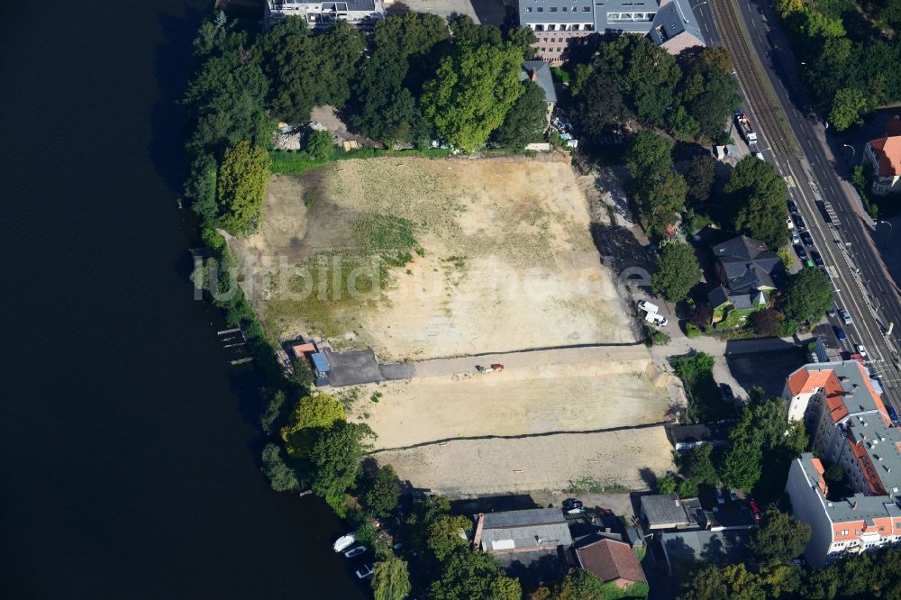 Berlin Köpenick von oben - Baufeld zum Wohnungsneubau des WOHNQUARTIER UFERKRONE am Ufer der Spree an der Lindenstraße in Berlin Köpenick