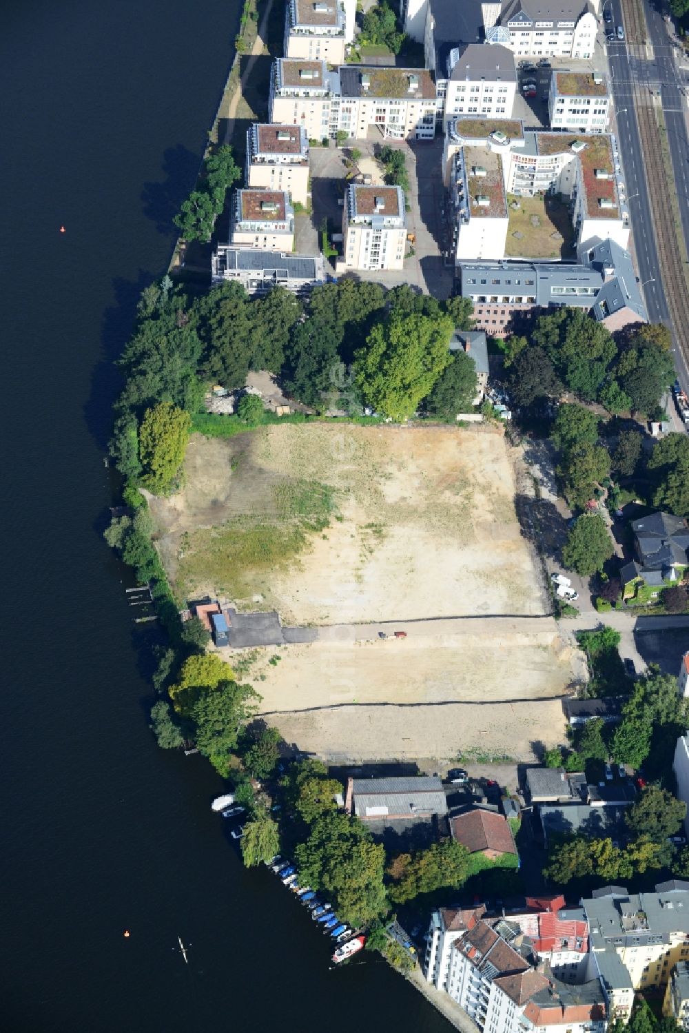 Berlin Köpenick aus der Vogelperspektive: Baufeld zum Wohnungsneubau des WOHNQUARTIER UFERKRONE am Ufer der Spree an der Lindenstraße in Berlin Köpenick