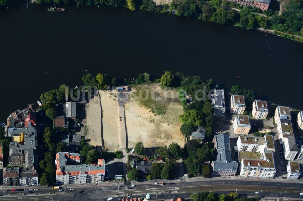 Luftbild Berlin Köpenick - Baufeld zum Wohnungsneubau des WOHNQUARTIER UFERKRONE am Ufer der Spree an der Lindenstraße in Berlin Köpenick