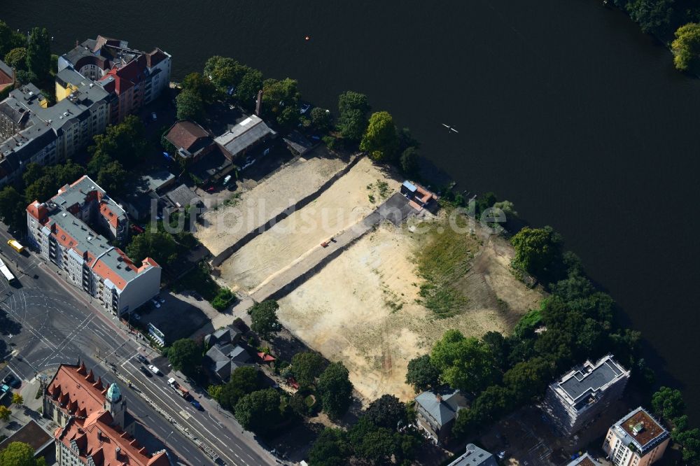 Luftaufnahme Berlin Köpenick - Baufeld zum Wohnungsneubau des WOHNQUARTIER UFERKRONE am Ufer der Spree an der Lindenstraße in Berlin Köpenick