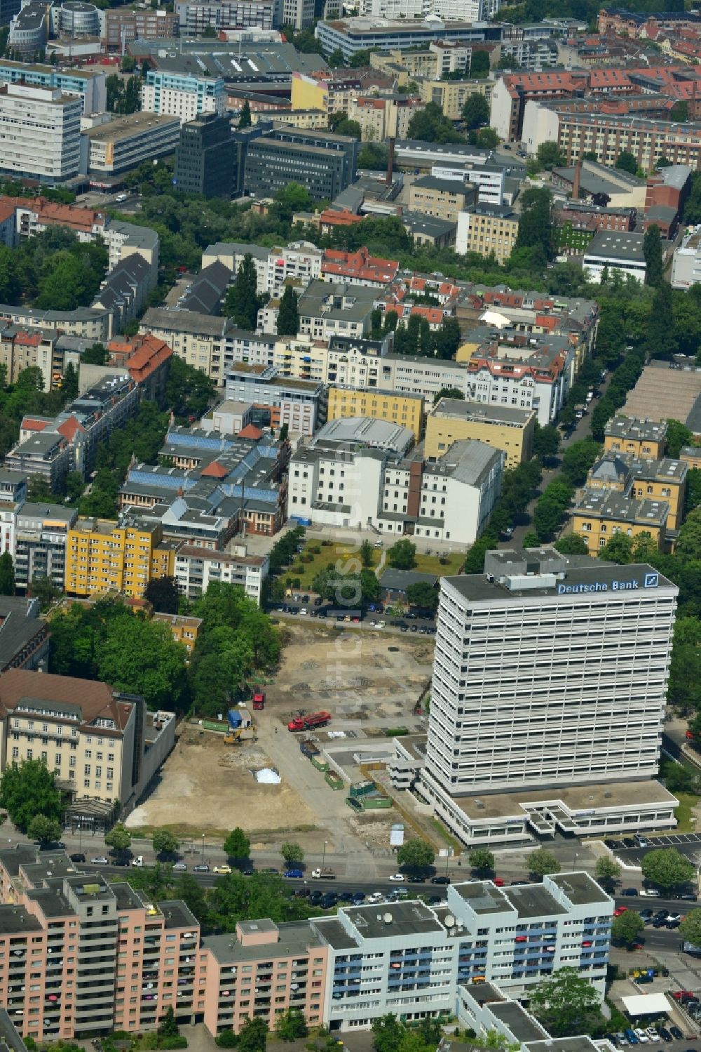 Berlin von oben - Baufeldberäumung für Neubau Deutsche Bank Campus an der Otto.Suhr-Alle im Stadtteil Charlottenburg von Berlin