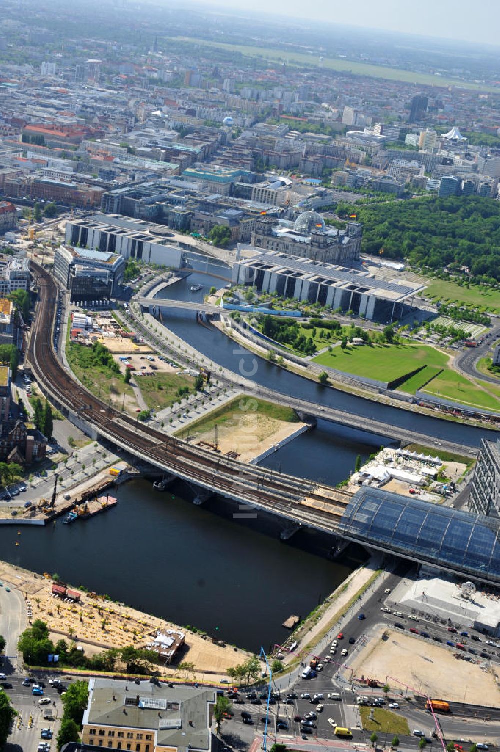 Luftaufnahme Berlin Mitte - Baufelder am Berliner Humboldthafen