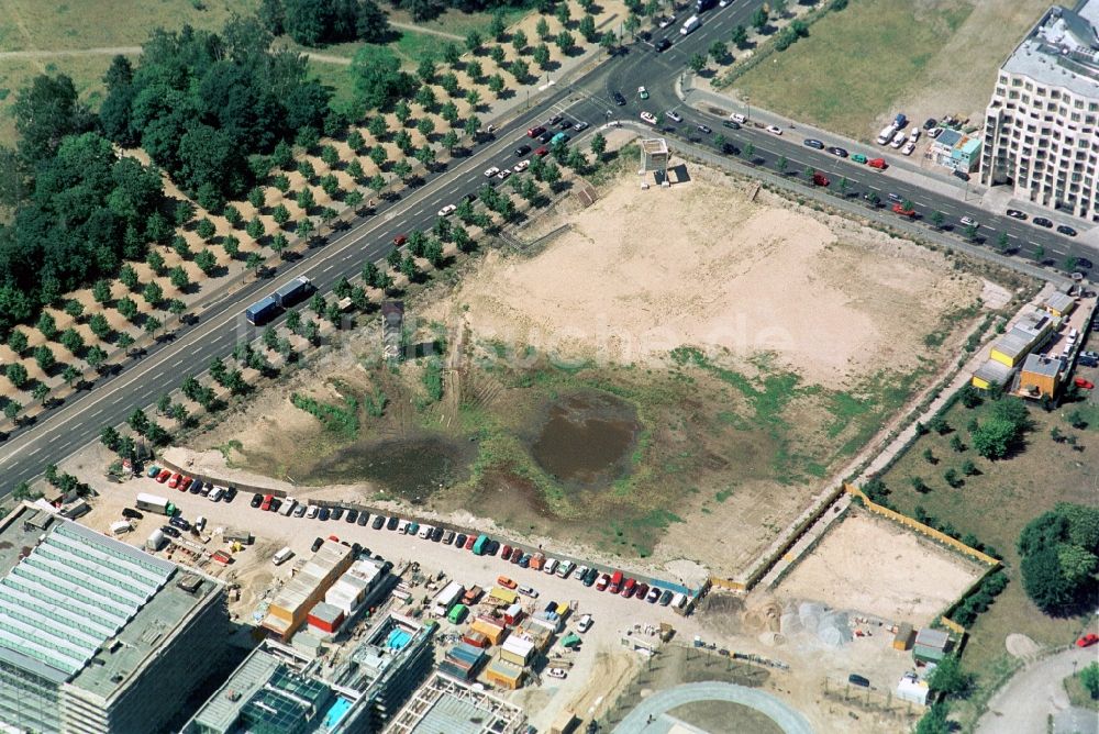 Luftbild Berlin - Bauflächen- Areal für das Holocaust Denkmal an der Behrenstraße - Ebertstraße im Stadtteil Mitte im Zentrum der deutschen Hauptstadt Berlin