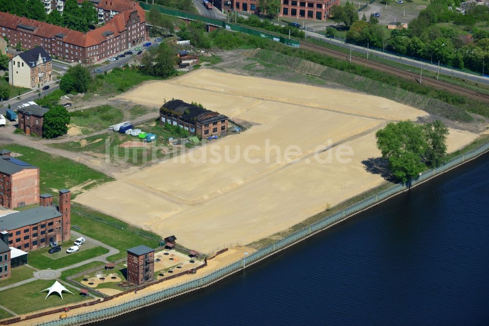 Wittenberge aus der Vogelperspektive: Bauflächen und Bauland - Erschließungsarbeiten im Entwicklungsgebiet des Stadthafen Wittenberge am Ufer der Elbe in Wittenberge im Bundesland Brandenburg